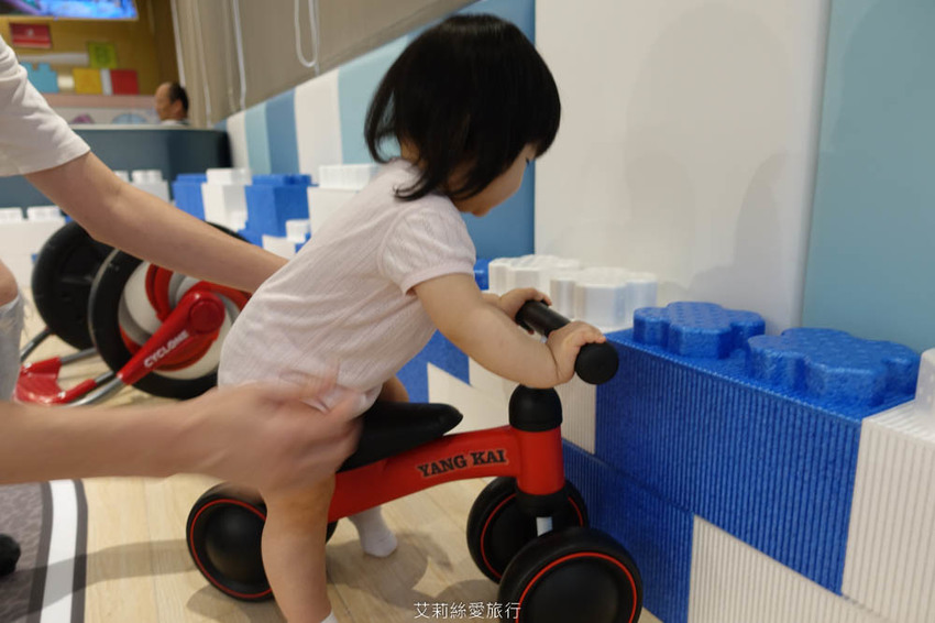 台中》水雲端旗艦概念旅館 有賽車道溜滑梯的親子遊戲室 貼心哺乳育嬰空間 免費提供尿布濕紙巾 - 艾莉絲愛旅行