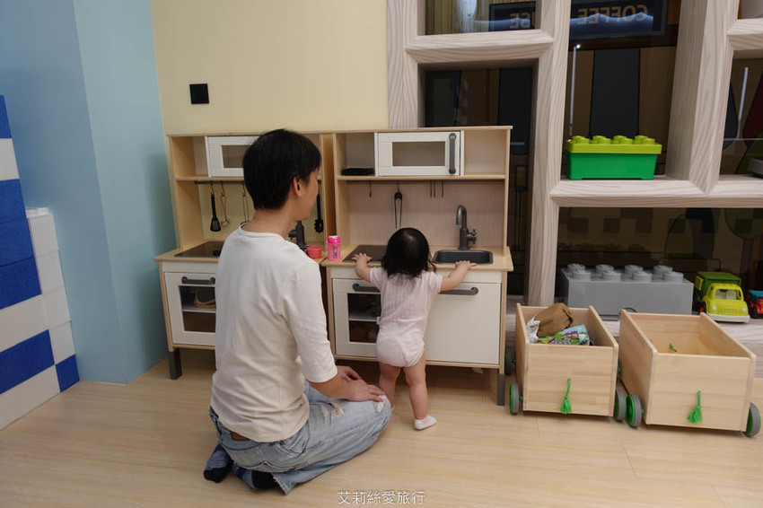 台中》水雲端旗艦概念旅館 有賽車道溜滑梯的親子遊戲室 貼心哺乳育嬰空間 免費提供尿布濕紙巾 - 艾莉絲愛旅行