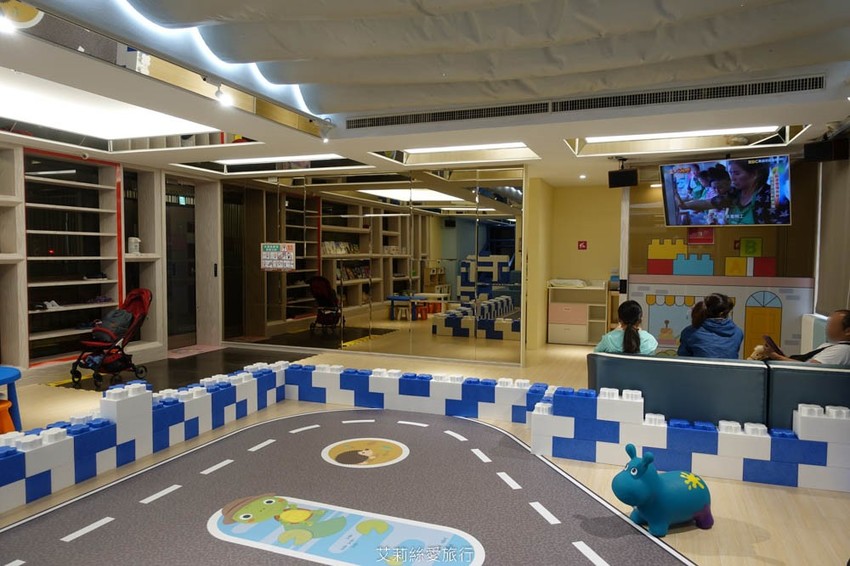台中》水雲端旗艦概念旅館 有賽車道溜滑梯的親子遊戲室 貼心哺乳育嬰空間 免費提供尿布濕紙巾 - 艾莉絲愛旅行