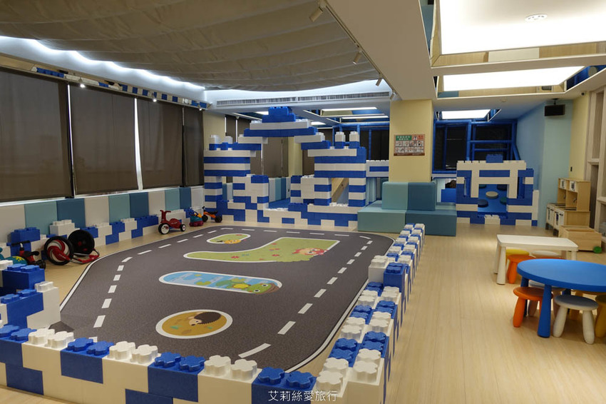 台中》水雲端旗艦概念旅館 有賽車道溜滑梯的親子遊戲室 貼心哺乳育嬰空間 免費提供尿布濕紙巾 - 艾莉絲愛旅行