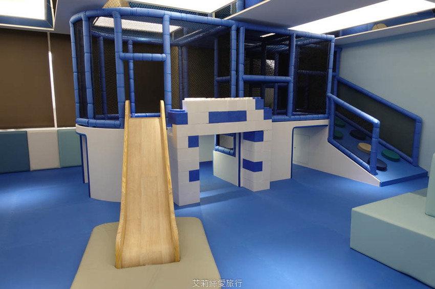 台中》水雲端旗艦概念旅館 有賽車道溜滑梯的親子遊戲室 貼心哺乳育嬰空間 免費提供尿布濕紙巾 - 艾莉絲愛旅行