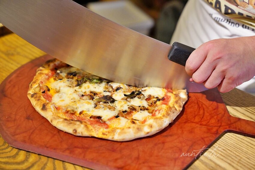 【台北】萬華｜CURA PIZZA，龍眼木窯烤手工披薩，道地拿坡里口味，美食在台北逗陣呷艋舺