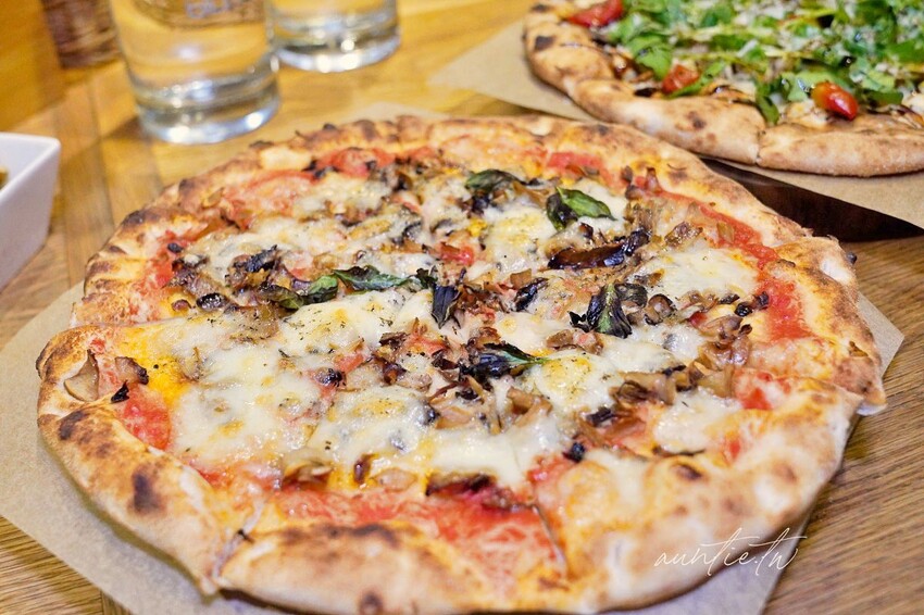 【台北】萬華｜CURA PIZZA，龍眼木窯烤手工披薩，道地拿坡里口味，美食在台北逗陣呷艋舺