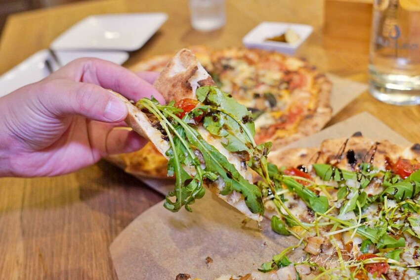 【台北】萬華｜CURA PIZZA，龍眼木窯烤手工披薩，道地拿坡里口味，美食在台北逗陣呷艋舺