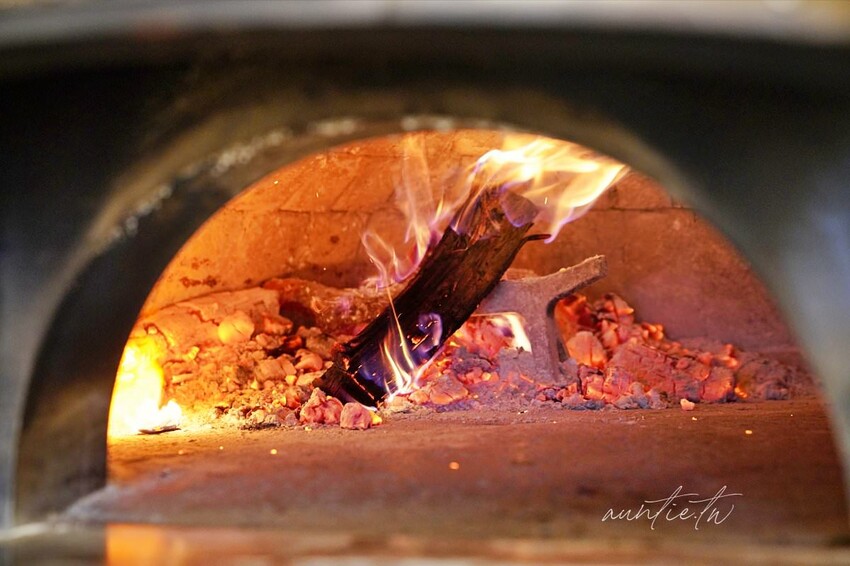 【台北】萬華｜CURA PIZZA，龍眼木窯烤手工披薩，道地拿坡里口味，美食在台北逗陣呷艋舺