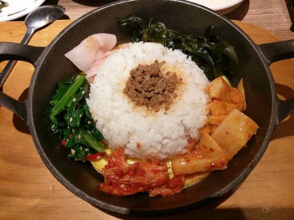 北村豆腐家 豆腐煲.鐵拌飯.韓料理:北村豆腐家-中友百貨地下美食街韓式料理 豆腐煲選擇多 小菜免費吃到飽 餐後還有超美味冰淇淋等著我