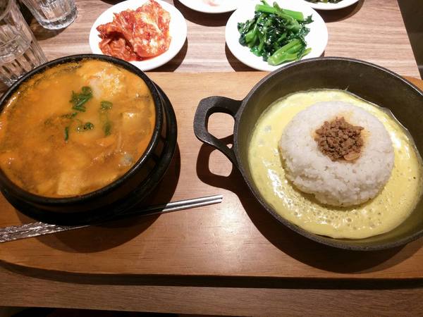 北村豆腐家 豆腐煲.鐵拌飯.韓料理:北村豆腐家-中友百貨地下美食街韓式料理 豆腐煲選擇多 小菜免費吃到飽 餐後還有超美味冰淇淋等著我