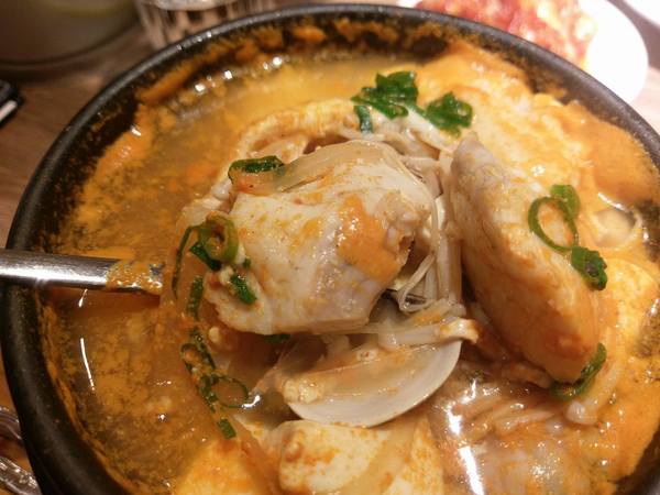 北村豆腐家 豆腐煲.鐵拌飯.韓料理:北村豆腐家-中友百貨地下美食街韓式料理 豆腐煲選擇多 小菜免費吃到飽 餐後還有超美味冰淇淋等著我