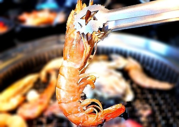 瓦崎燒烤火鍋(西門店):【台北美食】西門町燒肉吃到飽 <瓦崎燒烤火鍋(西門店)>.天使紅蝦 / 頂級Prime無骨牛小排 / 生蠔 無限吃到飽.台灣生啤 無限暢飲