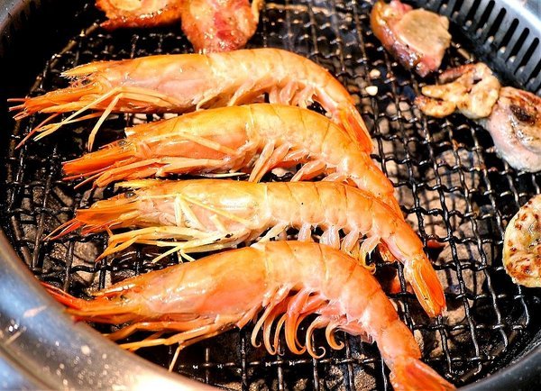 瓦崎燒烤火鍋(西門店):【台北美食】西門町燒肉吃到飽 <瓦崎燒烤火鍋(西門店)>.天使紅蝦 / 頂級Prime無骨牛小排 / 生蠔 無限吃到飽.台灣生啤 無限暢飲