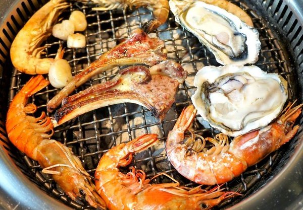 瓦崎燒烤火鍋(西門店):【台北美食】西門町燒肉吃到飽 <瓦崎燒烤火鍋(西門店)>.天使紅蝦 / 頂級Prime無骨牛小排 / 生蠔 無限吃到飽.台灣生啤 無限暢飲