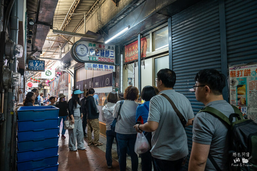 高雄鹽埕市場人氣三郎麵包廠!高雄麵包界小傳奇,讓人排隊也甘願。