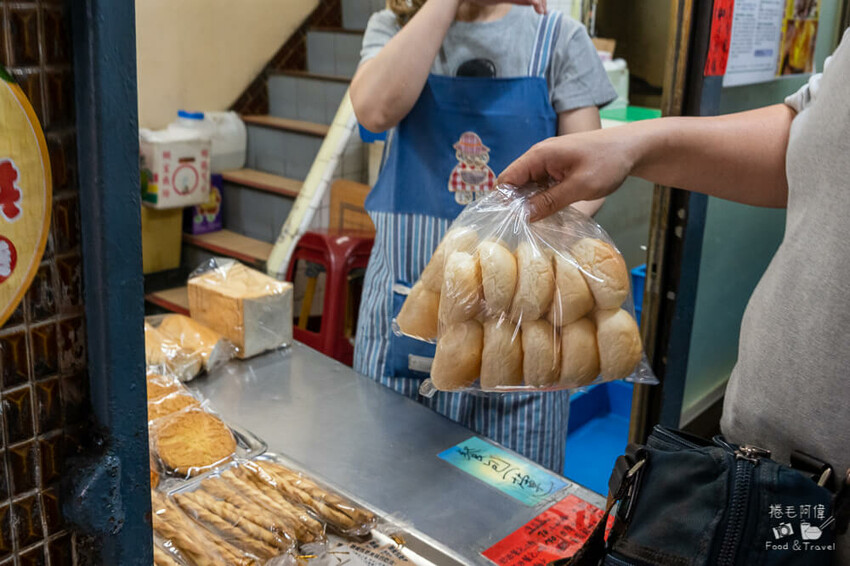 高雄鹽埕市場人氣三郎麵包廠!高雄麵包界小傳奇,讓人排隊也甘願。