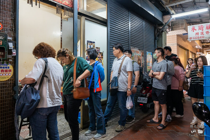 高雄鹽埕市場人氣三郎麵包廠!高雄麵包界小傳奇,讓人排隊也甘願。
