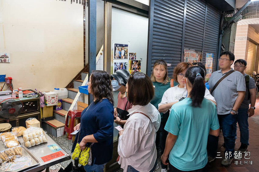 高雄鹽埕市場人氣三郎麵包廠!高雄麵包界小傳奇,讓人排隊也甘願。