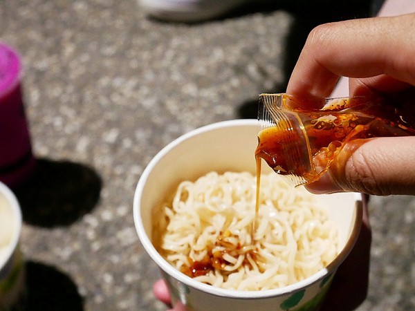 招財貓御佃煮：招財貓御佃煮-高雄三民區宵夜  小小貨卡上乘載著各種美味日式食材  許多台灣沒看過的關東煮   想吃先看臉書追蹤出沒地點