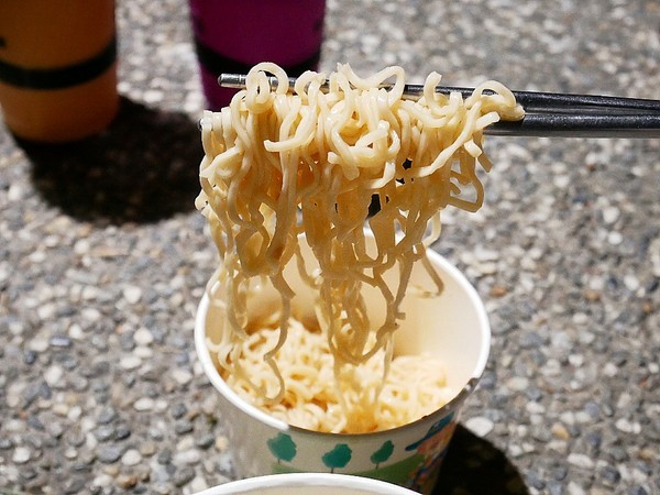 招財貓御佃煮：招財貓御佃煮-高雄三民區宵夜  小小貨卡上乘載著各種美味日式食材  許多台灣沒看過的關東煮   想吃先看臉書追蹤出沒地點