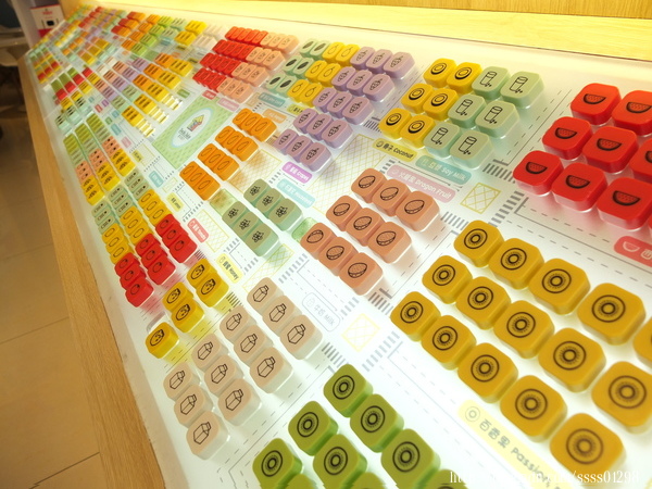 Dochi Juice 都奇果汁嘉義秀泰店:美食體驗【都奇果汁嘉義秀泰店】喝果汁玩積木DIY 多樣新鮮蔬果自由組合 客製化百分之百純天然果汁