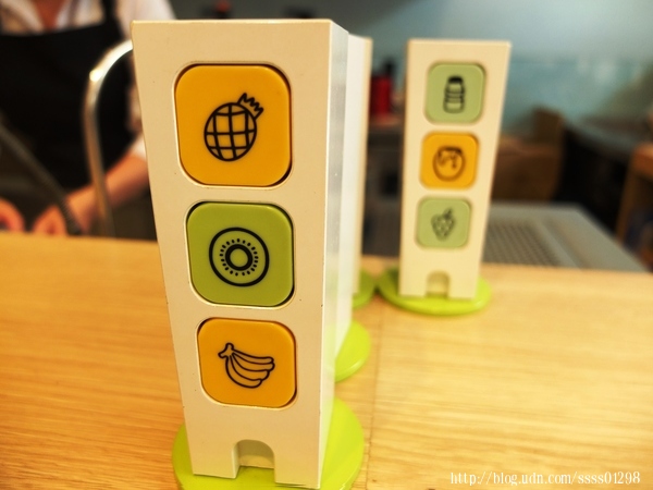 Dochi Juice 都奇果汁嘉義秀泰店:美食體驗【都奇果汁嘉義秀泰店】喝果汁玩積木DIY 多樣新鮮蔬果自由組合 客製化百分之百純天然果汁