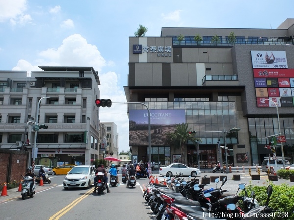 Dochi Juice 都奇果汁嘉義秀泰店:美食體驗【都奇果汁嘉義秀泰店】喝果汁玩積木DIY 多樣新鮮蔬果自由組合 客製化百分之百純天然果汁