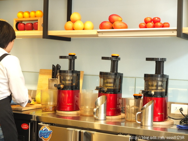 Dochi Juice 都奇果汁嘉義秀泰店:美食體驗【都奇果汁嘉義秀泰店】喝果汁玩積木DIY 多樣新鮮蔬果自由組合 客製化百分之百純天然果汁