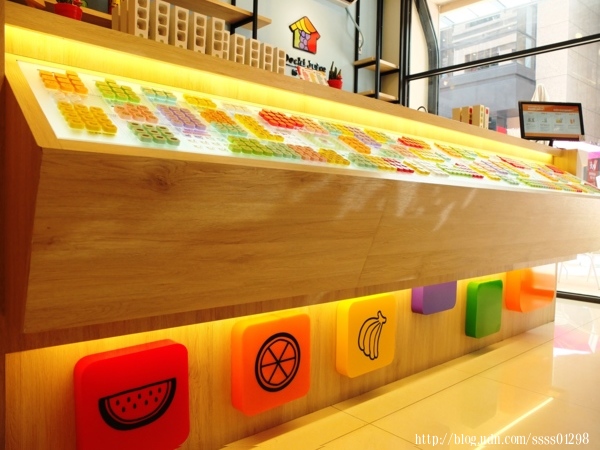 Dochi Juice 都奇果汁嘉義秀泰店:美食體驗【都奇果汁嘉義秀泰店】喝果汁玩積木DIY 多樣新鮮蔬果自由組合 客製化百分之百純天然果汁