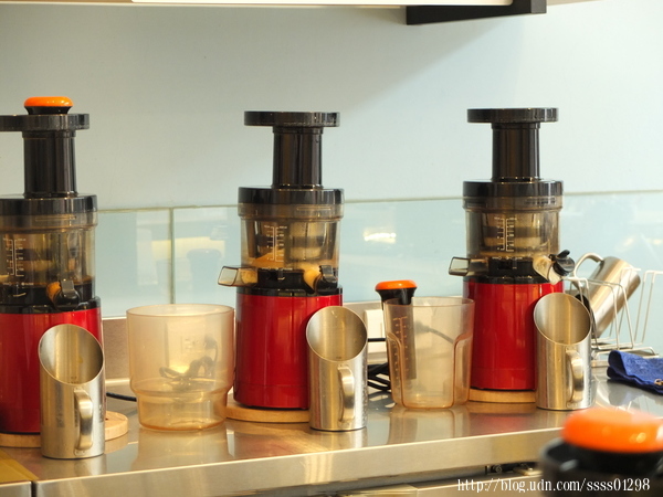 Dochi Juice 都奇果汁嘉義秀泰店:美食體驗【都奇果汁嘉義秀泰店】喝果汁玩積木DIY 多樣新鮮蔬果自由組合 客製化百分之百純天然果汁