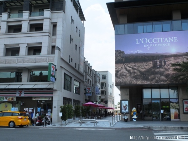 Dochi Juice 都奇果汁嘉義秀泰店:美食體驗【都奇果汁嘉義秀泰店】喝果汁玩積木DIY 多樣新鮮蔬果自由組合 客製化百分之百純天然果汁