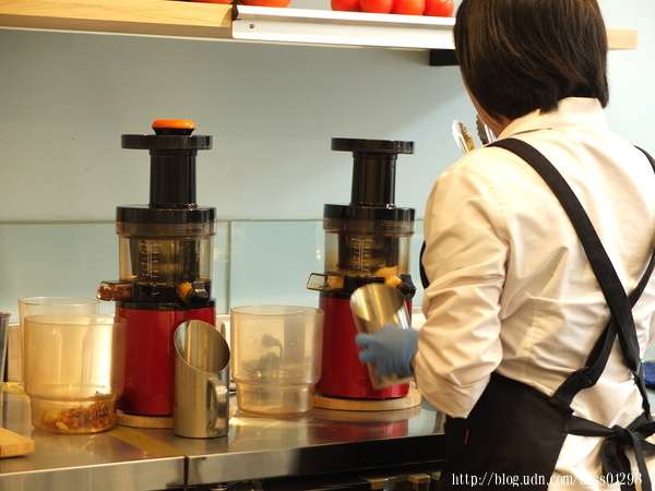 Dochi Juice 都奇果汁嘉義秀泰店:美食體驗【都奇果汁嘉義秀泰店】喝果汁玩積木DIY 多樣新鮮蔬果自由組合 客製化百分之百純天然果汁