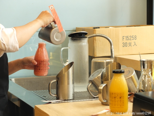 Dochi Juice 都奇果汁嘉義秀泰店:美食體驗【都奇果汁嘉義秀泰店】喝果汁玩積木DIY 多樣新鮮蔬果自由組合 客製化百分之百純天然果汁