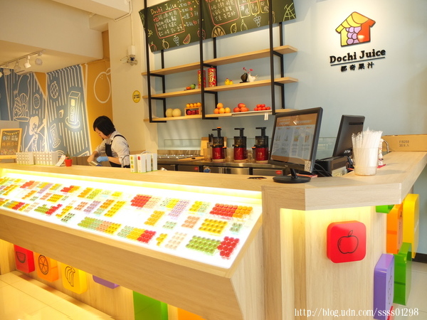 Dochi Juice 都奇果汁嘉義秀泰店:美食體驗【都奇果汁嘉義秀泰店】喝果汁玩積木DIY 多樣新鮮蔬果自由組合 客製化百分之百純天然果汁
