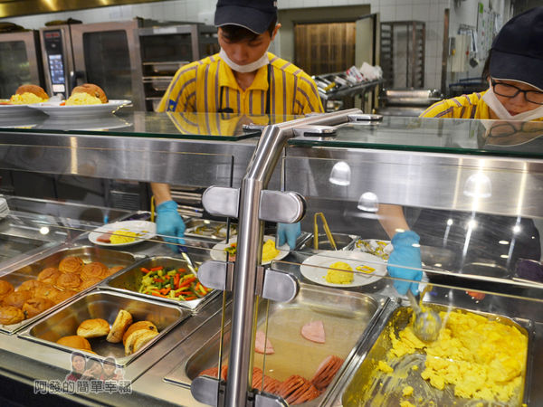 IKEA(早餐)13-主餐區忙碌的工作人員