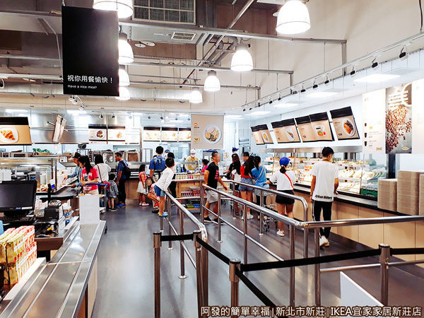 IKEA新莊店09-推推車順著動線自取.jpg