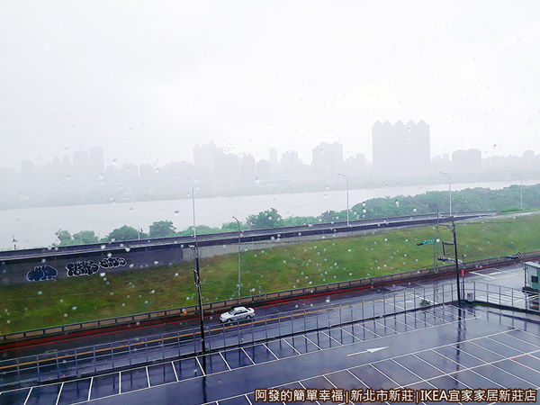 IKEA新莊店28-窗外.jpg
