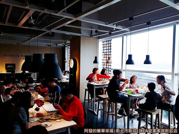 IKEA新莊店04-用餐區前段區域靠窗.jpg