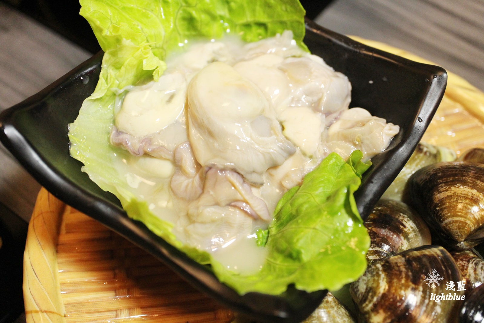 [ 民權西路站美食 ] 淺藍 × 御品皇麻辣鴛鴦鍋～手掌大的小捲與明蝦，還有好吃燒烤與麻辣燙