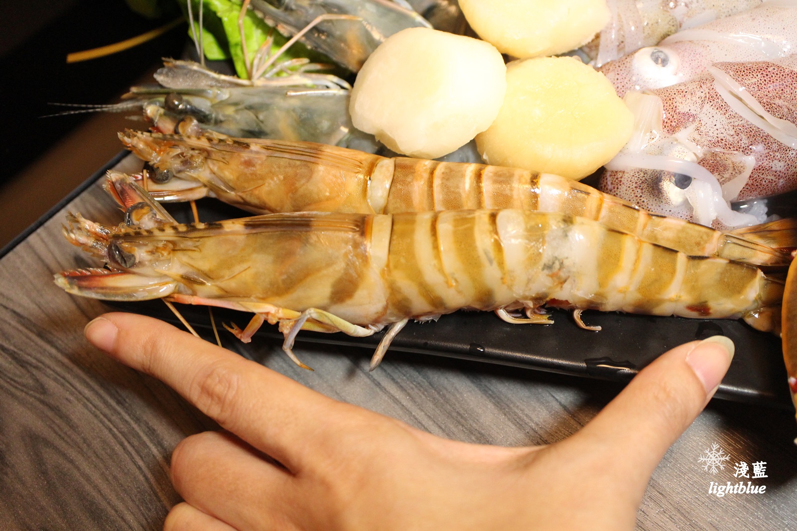 [ 民權西路站美食 ] 淺藍 × 御品皇麻辣鴛鴦鍋～手掌大的小捲與明蝦，還有好吃燒烤與麻辣燙