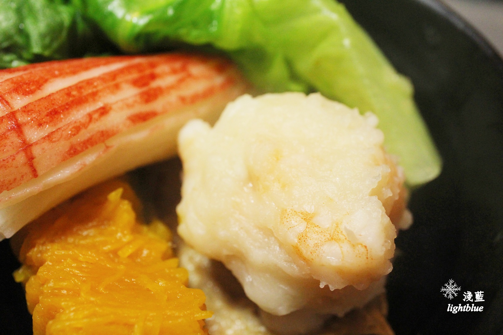 [ 民權西路站美食 ] 淺藍 × 御品皇麻辣鴛鴦鍋～手掌大的小捲與明蝦，還有好吃燒烤與麻辣燙