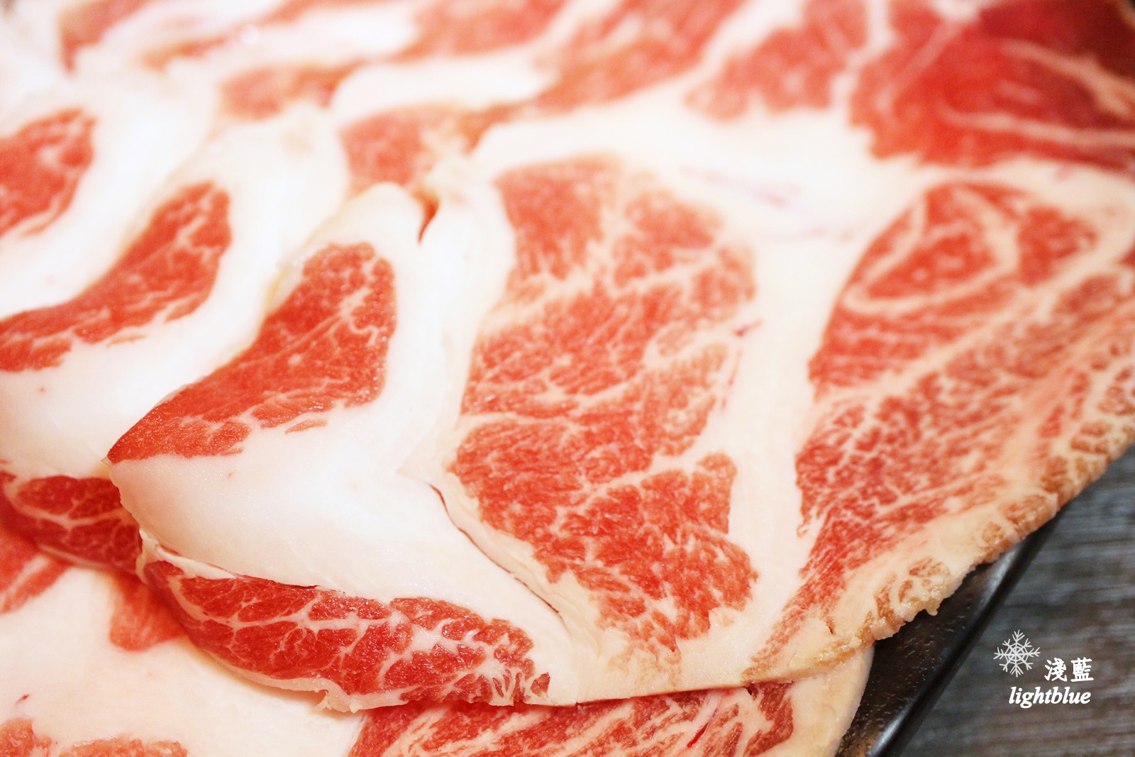 [ 民權西路站美食 ] 淺藍 × 御品皇麻辣鴛鴦鍋～手掌大的小捲與明蝦，還有好吃燒烤與麻辣燙