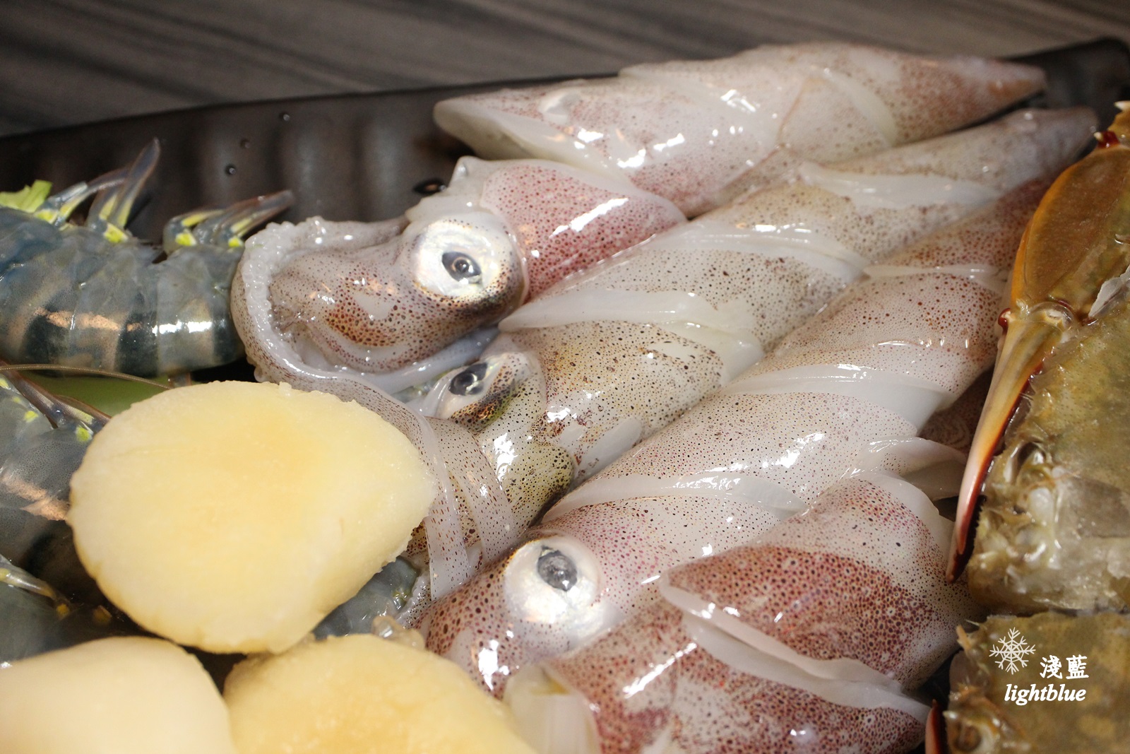 [ 民權西路站美食 ] 淺藍 × 御品皇麻辣鴛鴦鍋～手掌大的小捲與明蝦，還有好吃燒烤與麻辣燙