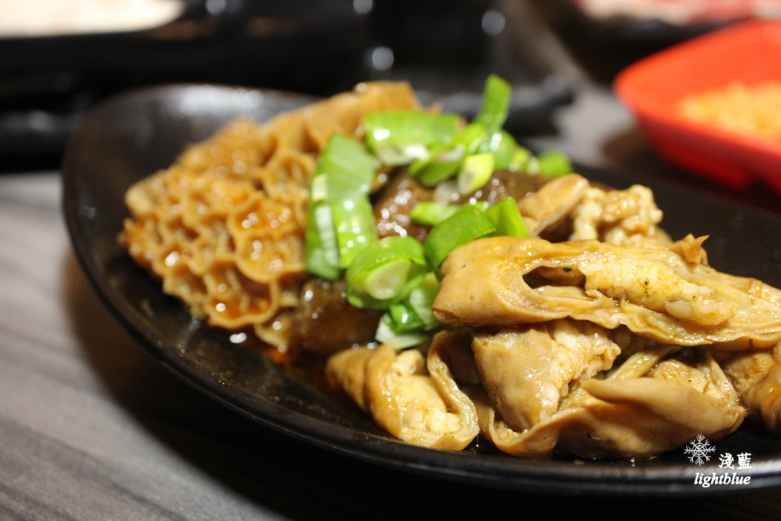 [ 民權西路站美食 ] 淺藍 × 御品皇麻辣鴛鴦鍋～手掌大的小捲與明蝦，還有好吃燒烤與麻辣燙