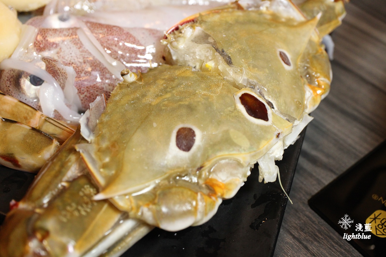 [ 民權西路站美食 ] 淺藍 × 御品皇麻辣鴛鴦鍋～手掌大的小捲與明蝦，還有好吃燒烤與麻辣燙