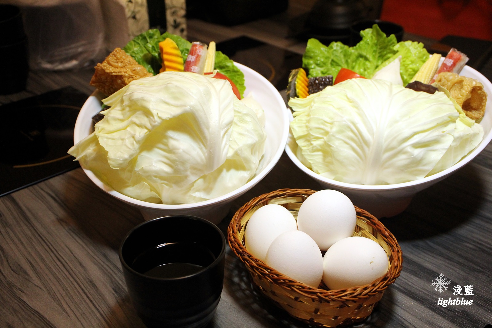 [ 民權西路站美食 ] 淺藍 × 御品皇麻辣鴛鴦鍋～手掌大的小捲與明蝦，還有好吃燒烤與麻辣燙