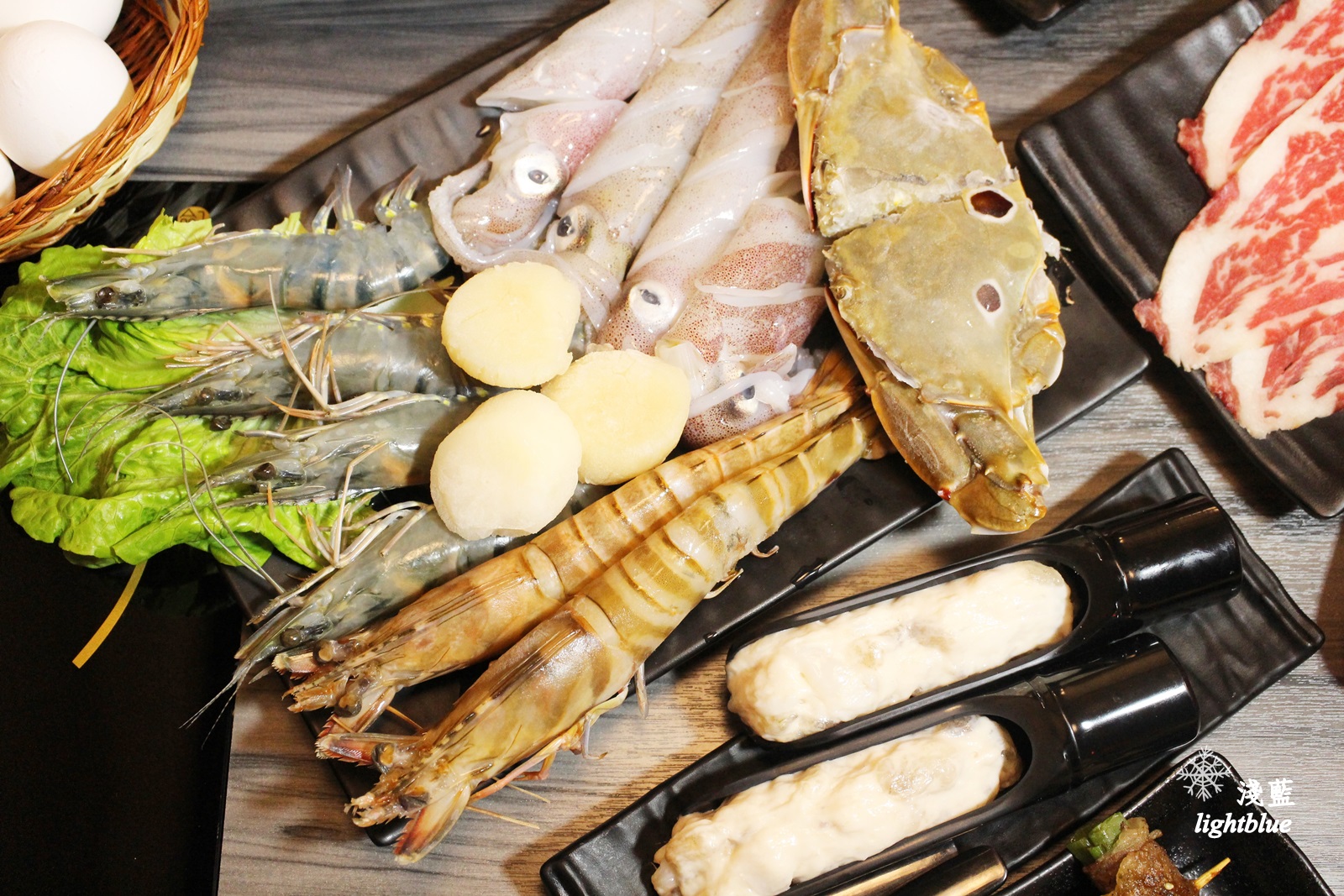 [ 民權西路站美食 ] 淺藍 × 御品皇麻辣鴛鴦鍋～手掌大的小捲與明蝦，還有好吃燒烤與麻辣燙