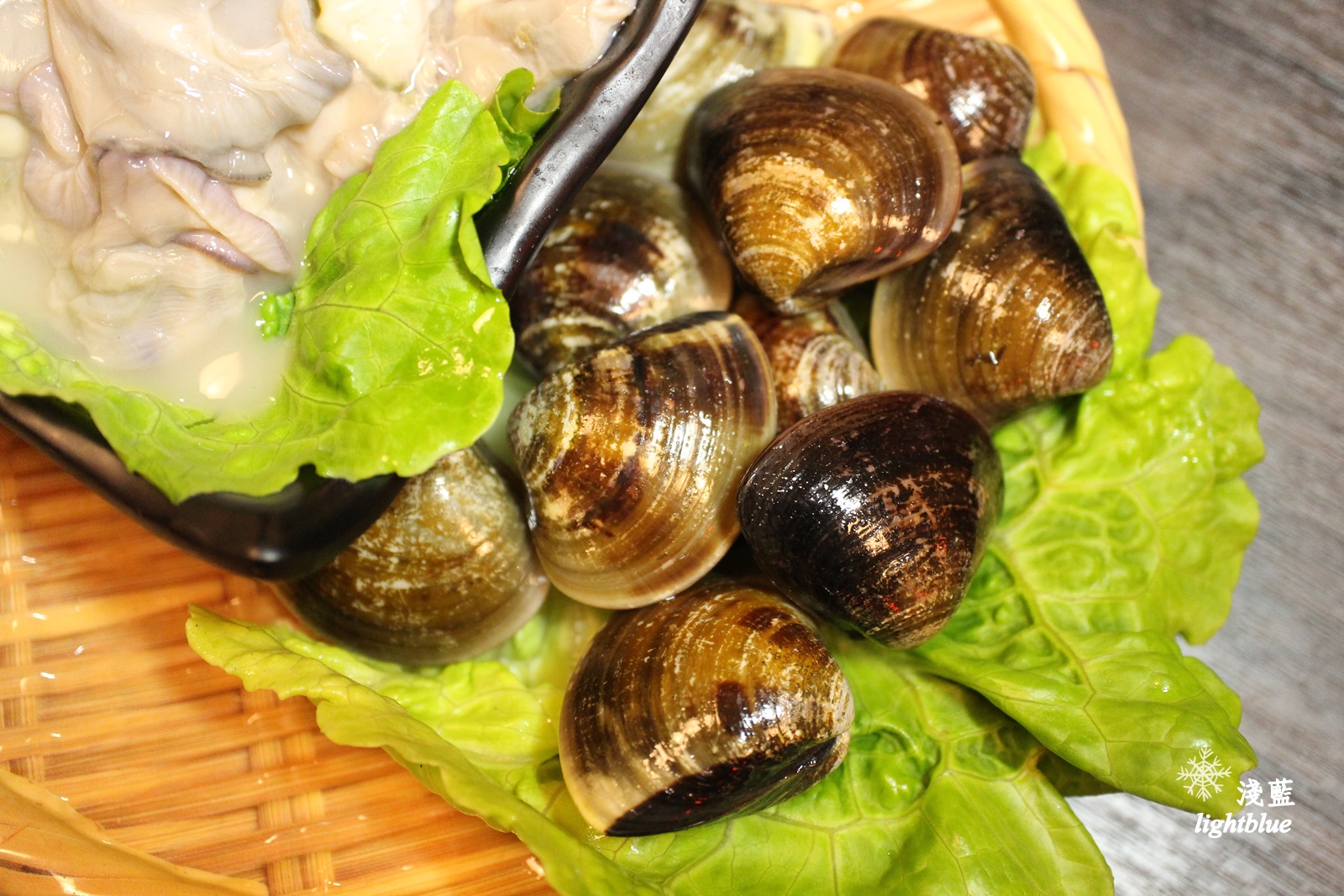 [ 民權西路站美食 ] 淺藍 × 御品皇麻辣鴛鴦鍋～手掌大的小捲與明蝦，還有好吃燒烤與麻辣燙