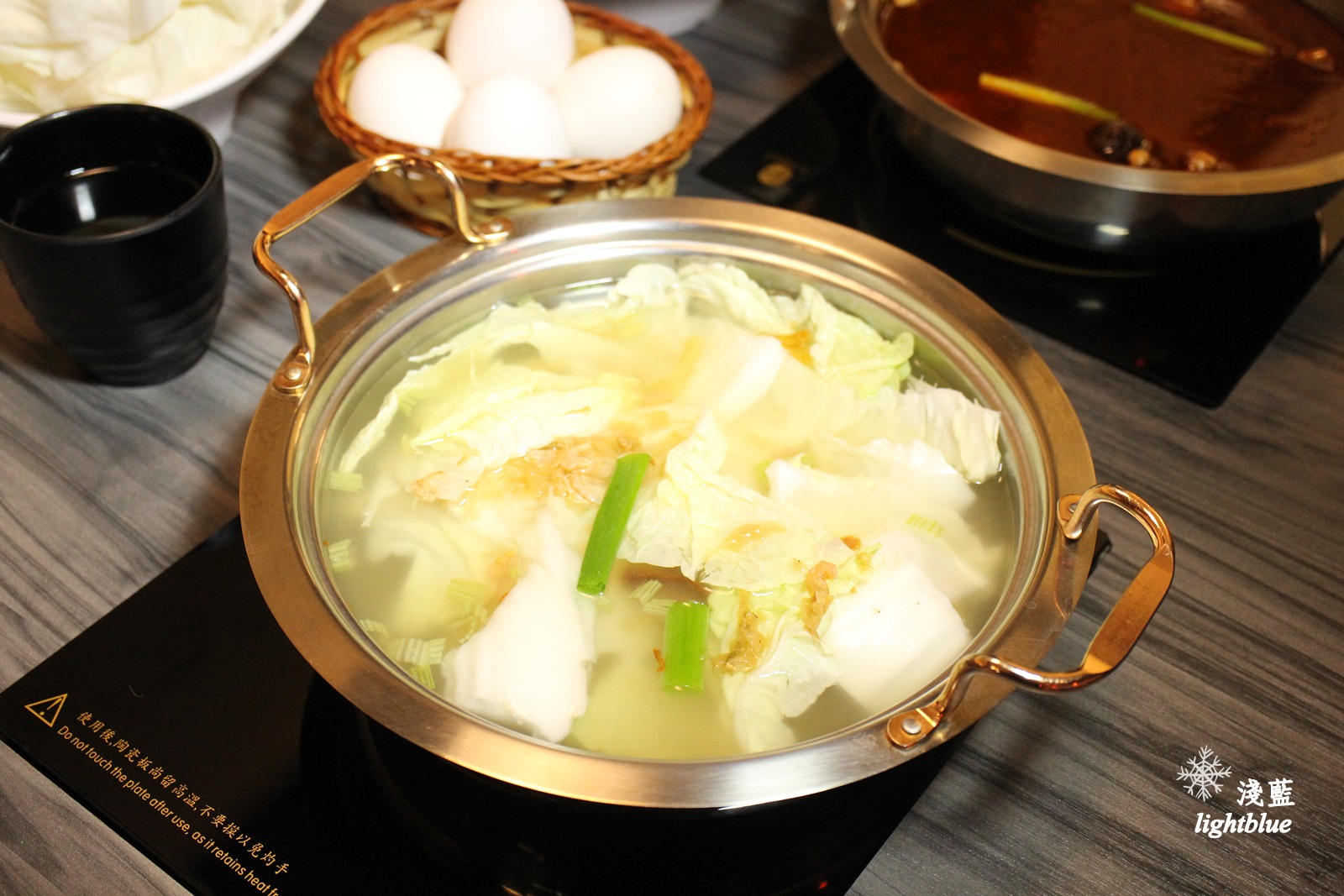 [ 民權西路站美食 ] 淺藍 × 御品皇麻辣鴛鴦鍋～手掌大的小捲與明蝦，還有好吃燒烤與麻辣燙