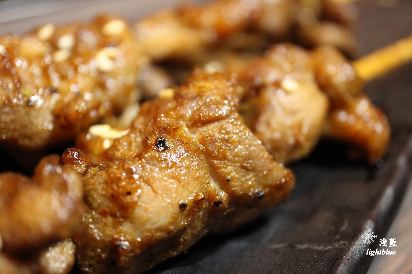 [ 民權西路站美食 ] 淺藍 × 御品皇麻辣鴛鴦鍋～手掌大的小捲與明蝦，還有好吃燒烤與麻辣燙