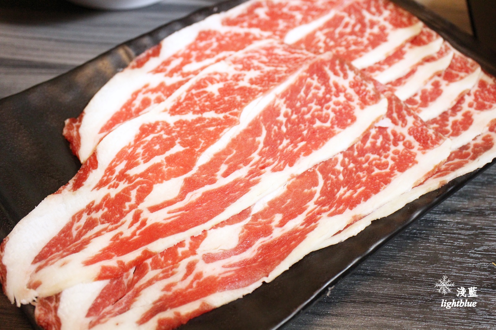 [ 民權西路站美食 ] 淺藍 × 御品皇麻辣鴛鴦鍋～手掌大的小捲與明蝦，還有好吃燒烤與麻辣燙