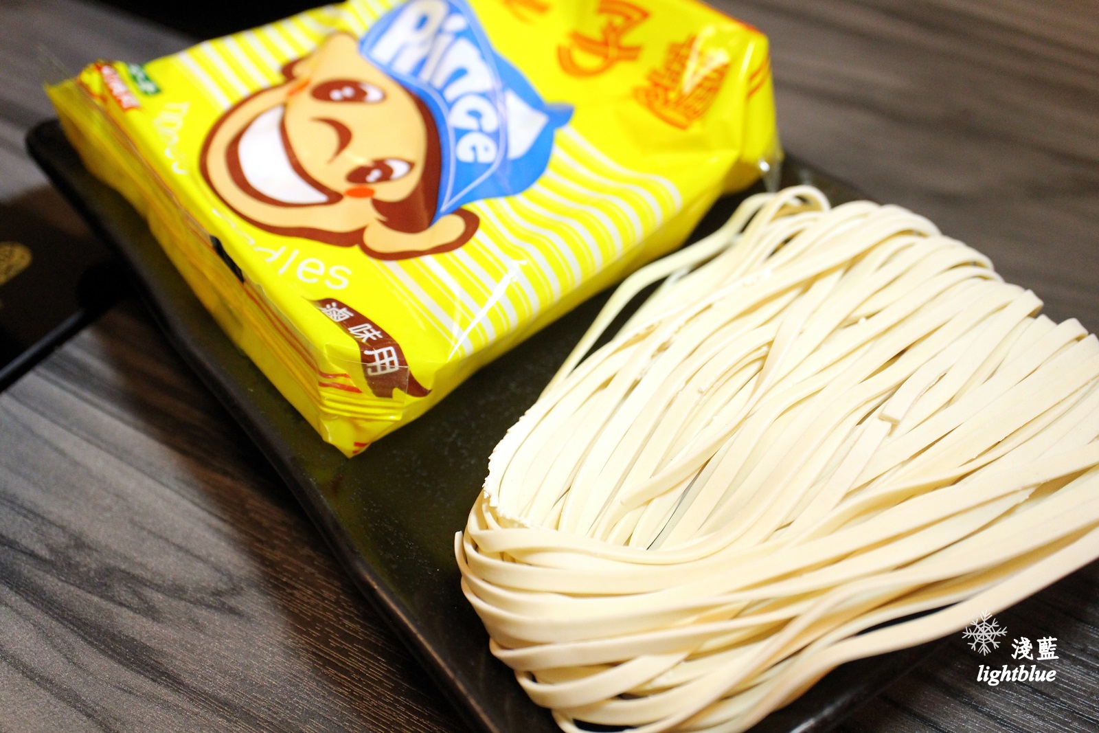 [ 民權西路站美食 ] 淺藍 × 御品皇麻辣鴛鴦鍋～手掌大的小捲與明蝦，還有好吃燒烤與麻辣燙