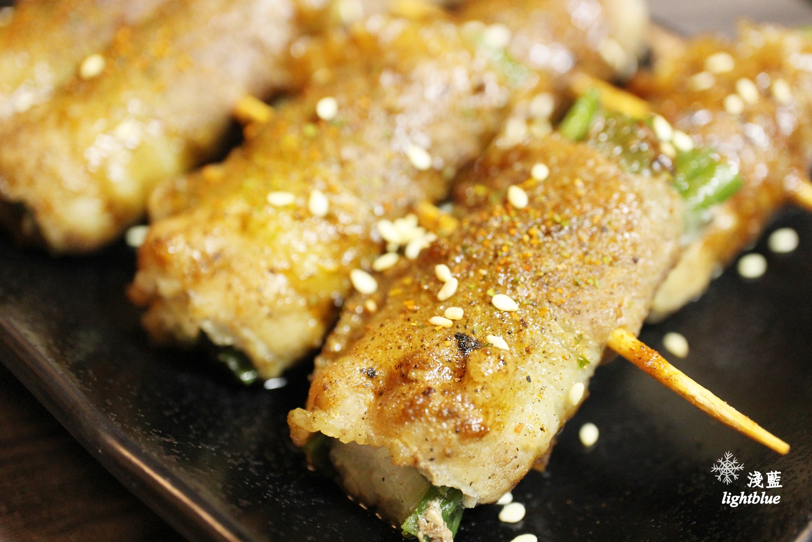 [ 民權西路站美食 ] 淺藍 × 御品皇麻辣鴛鴦鍋～手掌大的小捲與明蝦，還有好吃燒烤與麻辣燙